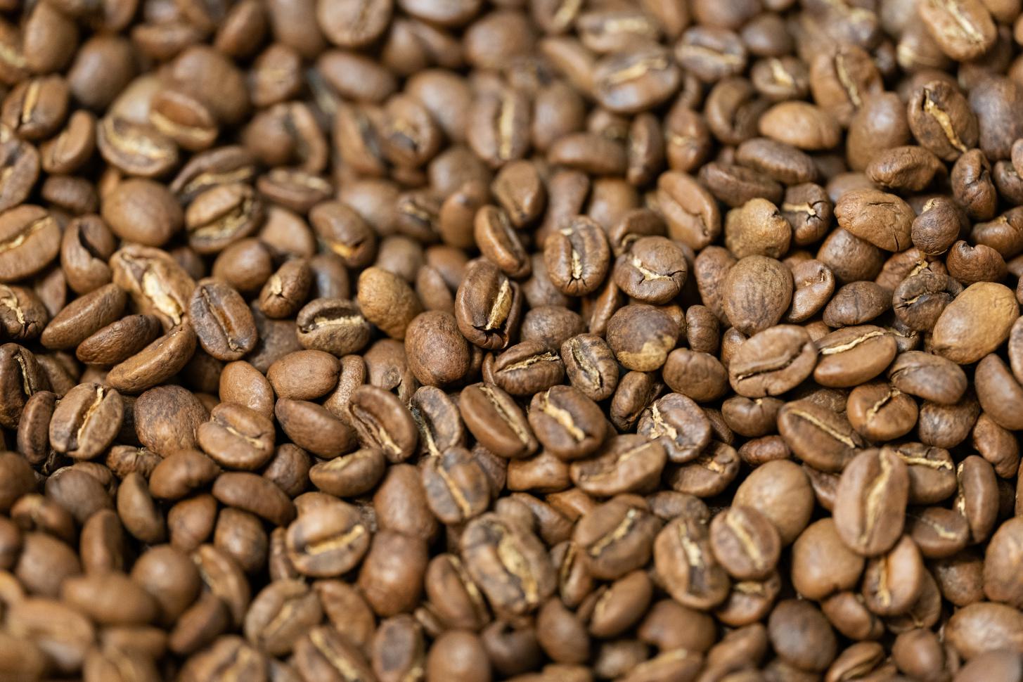 Frisch geröstete Kaffeebohnen in verschiedenen Sorten und Aromen, bereit für Ihre persönliche Kaffeezubereitung - entdecke die Auswahl in unserer Kaffeerösterei