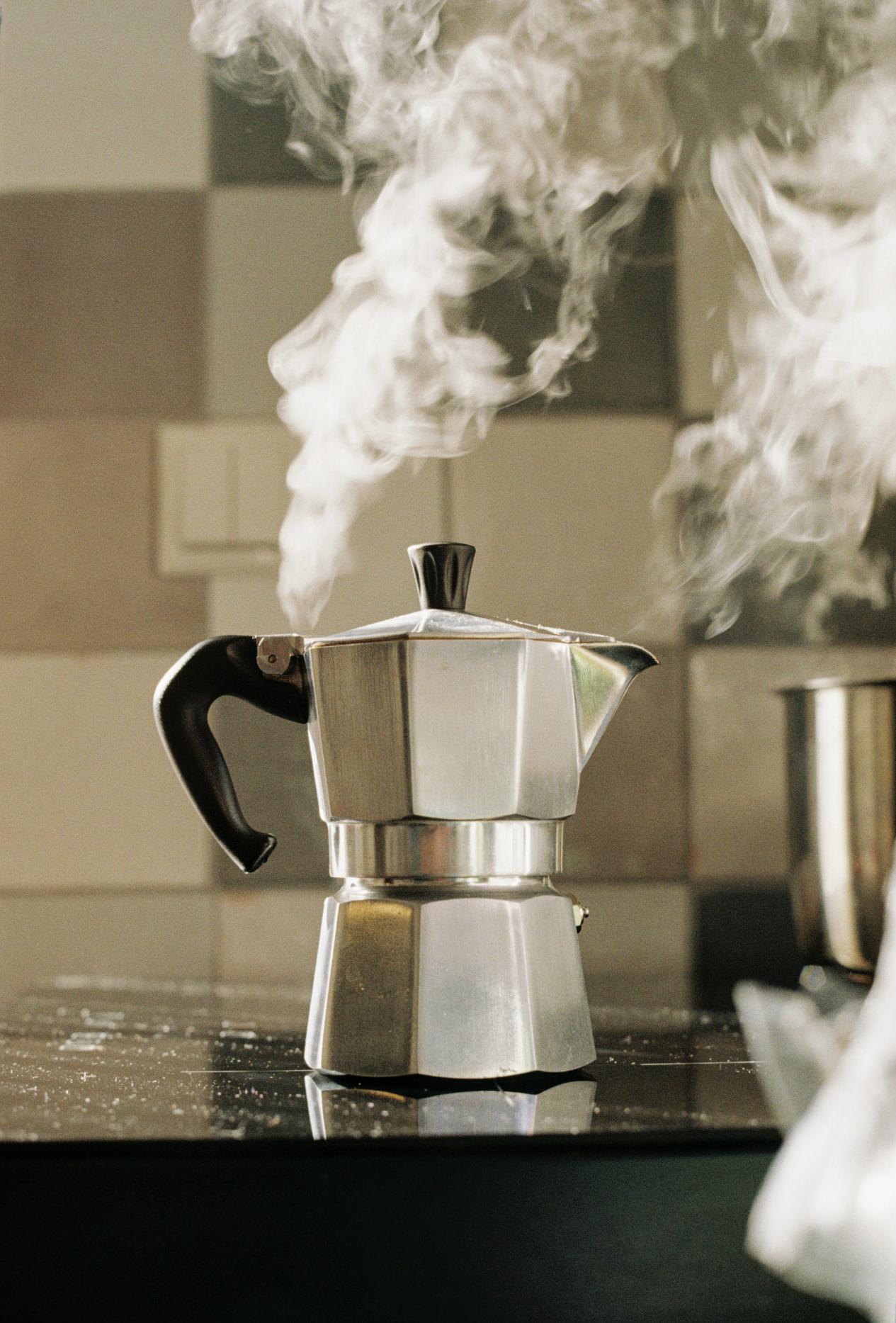 Traditionelles Herdkännchen für die Zubereitung von aromatischem Kaffee auf dem Herd - genieße den klassischen Kaffeegeschmack in unserer Kaffeerösterei
