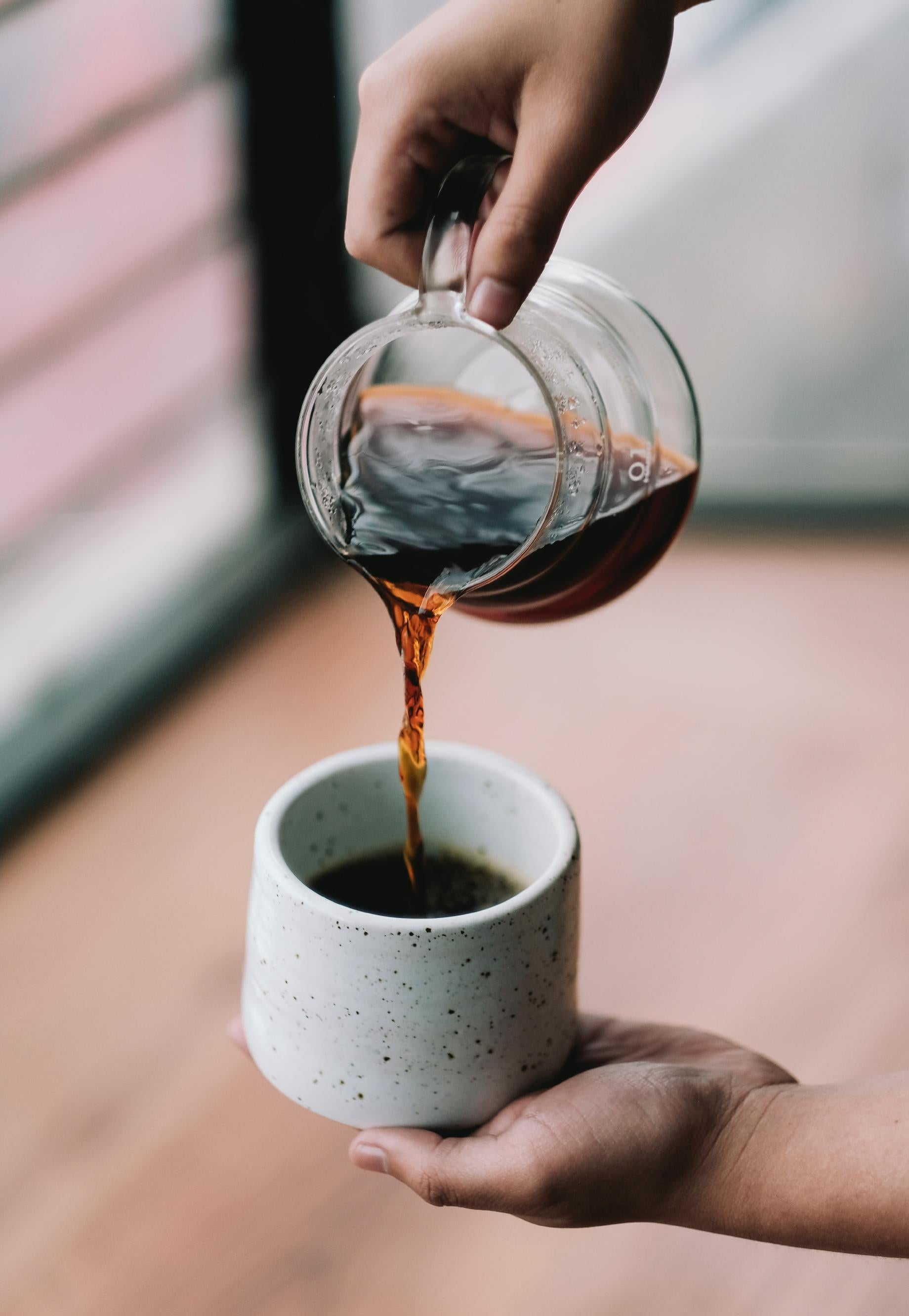 Ob in der Hario oder Chemex, Filterkaffee, von Hand zubereitet für das ultimative Kaffeeerlebnis - probiere die perfekt ausbalancierten Aromen und die samtige Textur in unserer Kaffeerösterei
