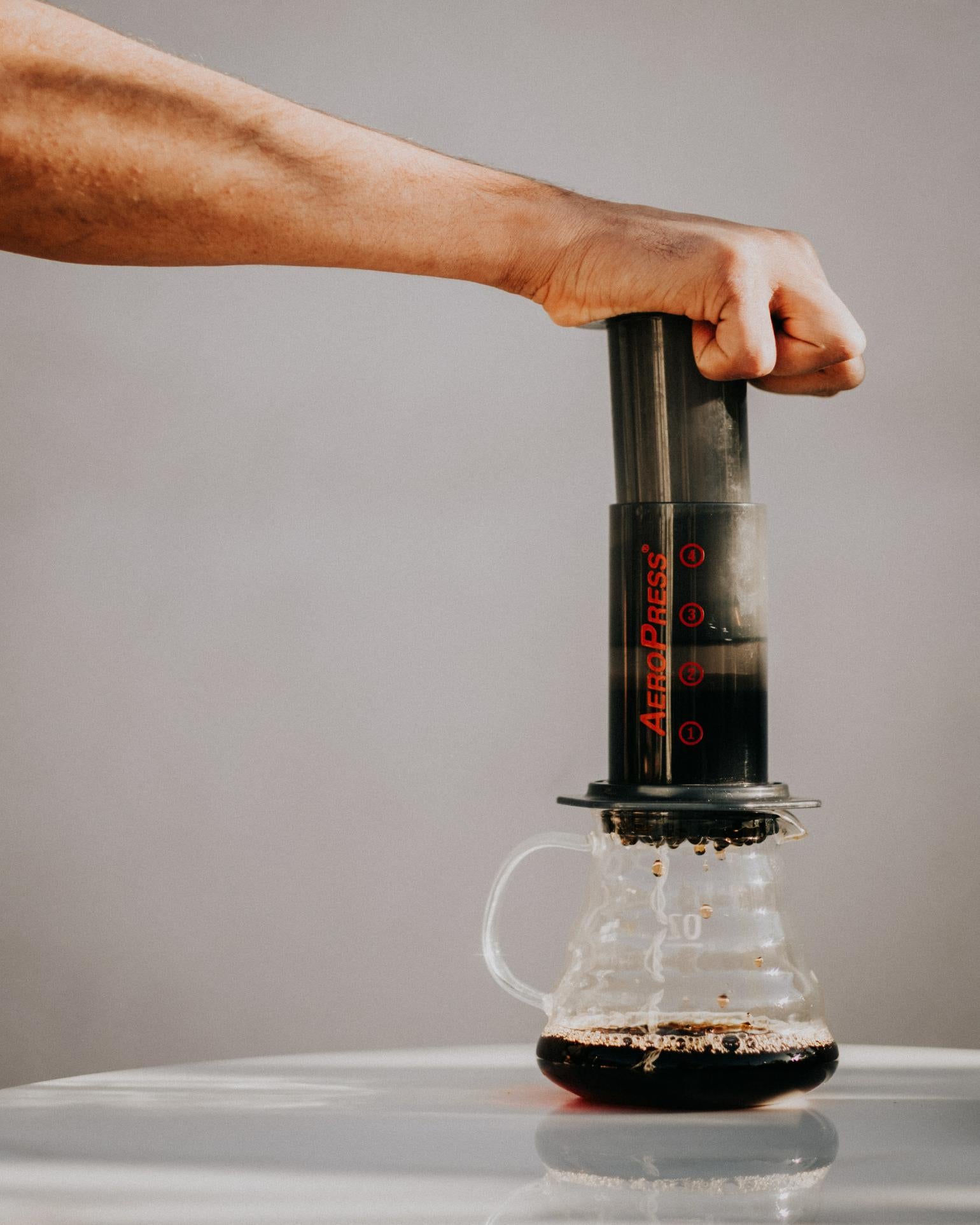 Aero Press, die perfekte Methode für die Zubereitung von erstklassigem Kaffee zu Hause oder unterwegs - entdecke die Vielseitigkeit und den Geschmack der Aero Press in unserer Kaffeerösterei