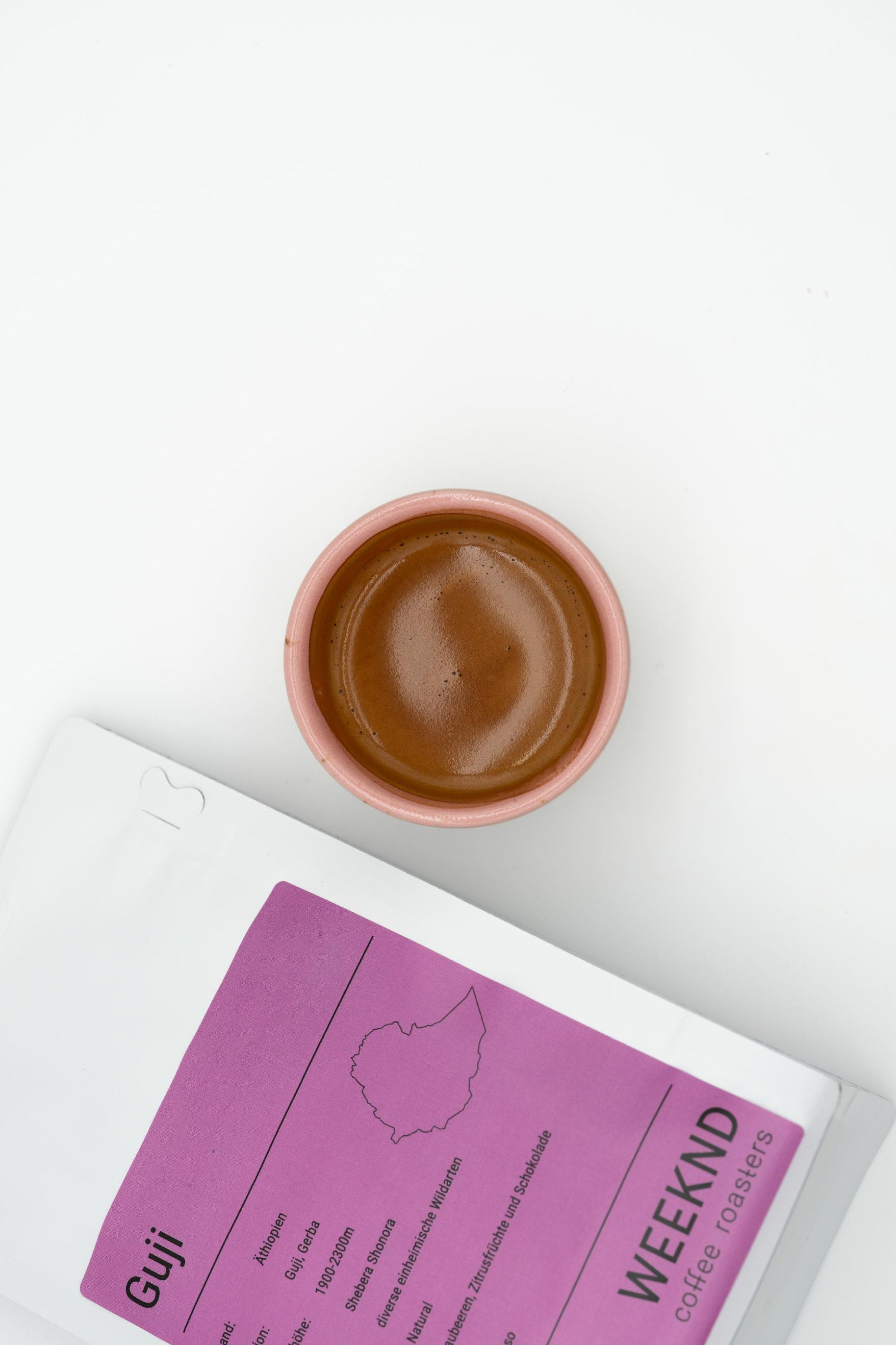 Frisch zubereiteter Espresso aus einer glänzenden Siebträgermaschine, perfekt für Kaffeeliebhaber - erhältlich in unserer Kaffeerösterei